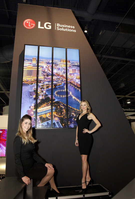 LG전자가 28일(현지시간)부터 이틀간 미국 라스베이거스에서 열리는 상업용 디스플레이 전시회 DSE 2018에 참가한다. LG전자 모델이 건물 기둥 등에 세로나 가로 방향으로 길게 설치할 수 있는 '울트라 스트레치 사이니지'를 소개하고 있다. <LG전자 제공>